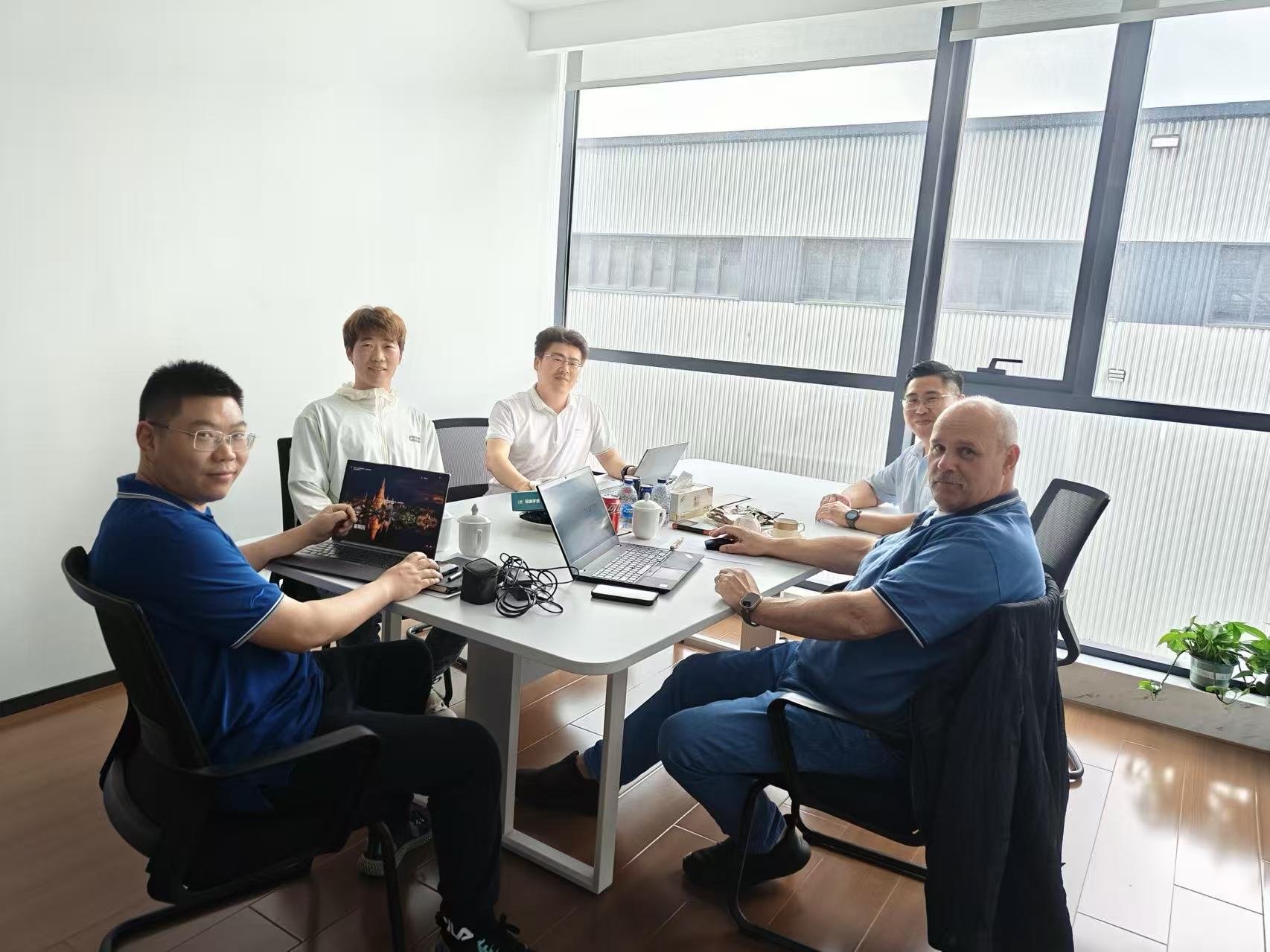 Buyer meeting with the Uoho sourcing team